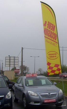 Drapeau beach line mât + voile jaune/ rouge mât de parking spécial vo drapeau occasion beach line flag voile  animer son parc vo pavillon occasion plume voile de plage