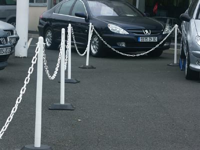 Poteaux de parking et chaîne blanche
