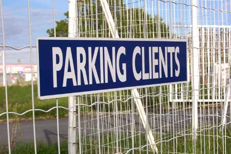Panneaux parking clients et parking handicapé